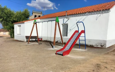 Santa Olalla de Yeltes, por fin, ya tiene un pequeño parque para uso y disfrute de los más pequeños.